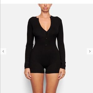 SKIMS LONG SLEEVE HENLEY ROMPER